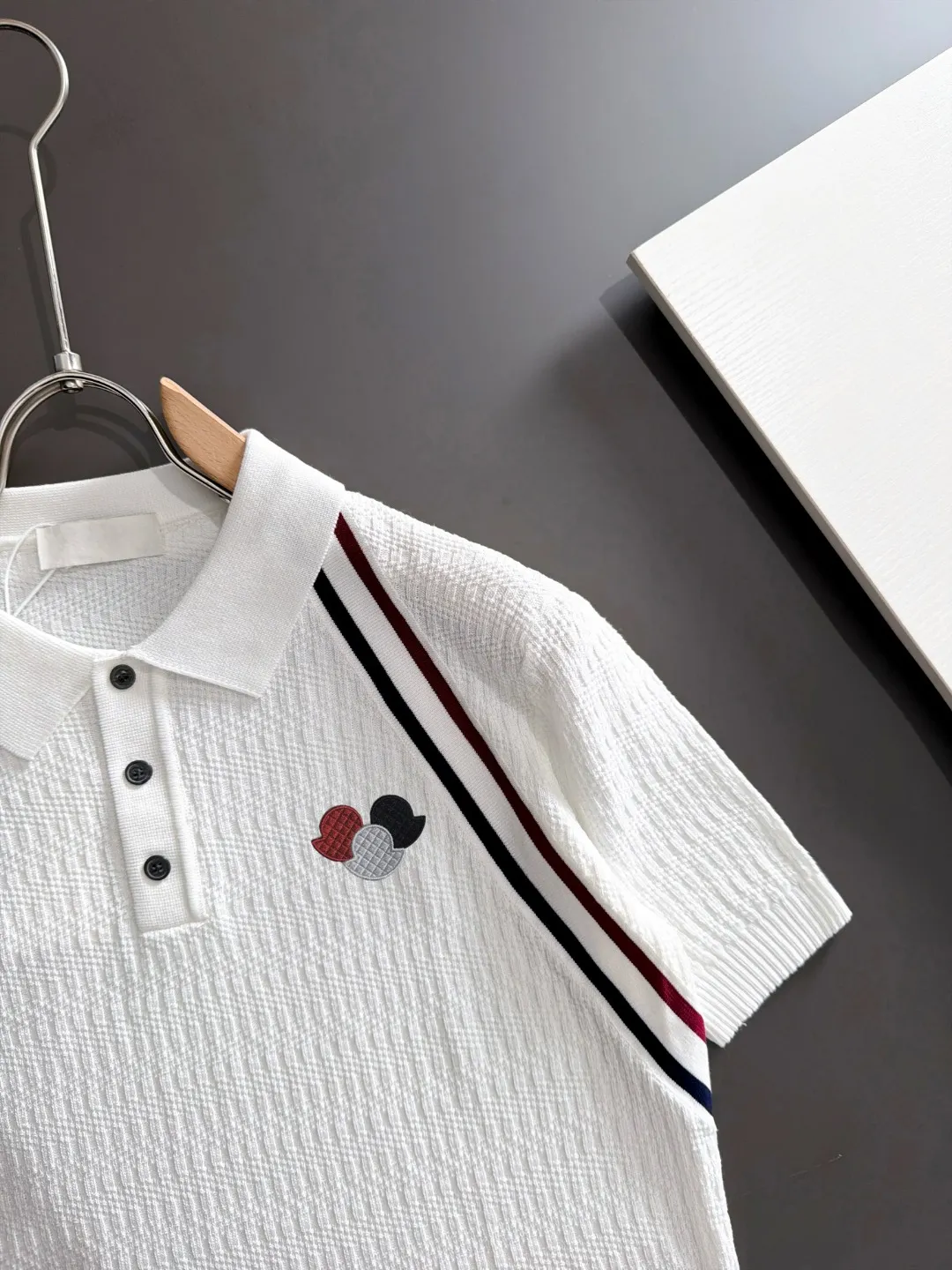 Next day shipping P165 Mouth-mounted High Quality 2026 Summer New Arrival Men's Short Sleeve T-shirt Made of combed cotton yarn knitted cotton fabric, pure cotton high-weight special yarn, it feels full of weight when weighed, and the upper body is more textured than ordinary T-shirts. This texture can cope with the weather easily and is suitable for both hot and cold! The pattern on the chest adopts three-dimensional embroidery technology, and is perfectly produced stitch by stitch with reference to the original version! Loose fit design, looks noble. Size: M to XXXL